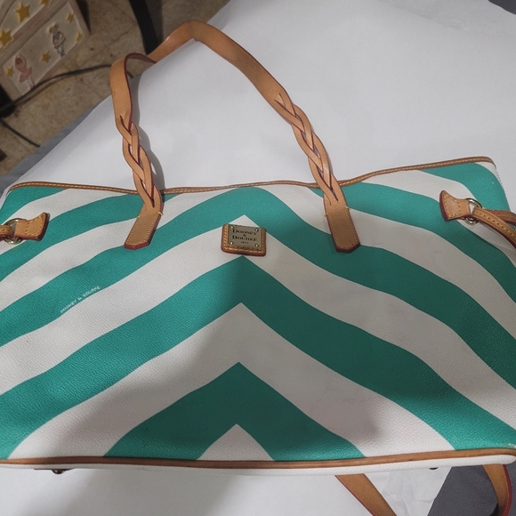 Dooney and Bourke Green/White Bag - Picture 1 of 5